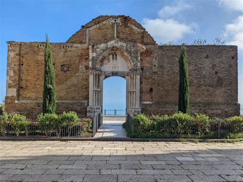 rovine o resti della Chiesa di San Pietro a Viana con il portale barocco