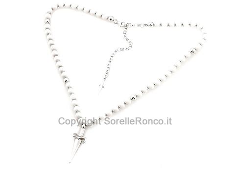 Fotografia di alta qualità che mostra i dettagli di una collana rosario Cesare Paciotti in argento o acciaio