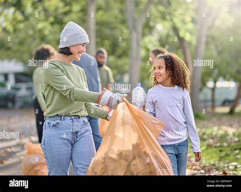Foto di persone che si aiutano a vicenda o volontari in azione in un contesto di beneficenza