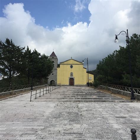 Foto del Santuario di Maria SS. della Colomba in stato di abbandono e degrado