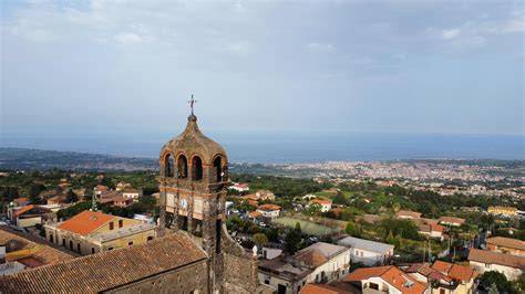Foto panoramica della Basilica di Aci San Filippo con l'Etna sullo sfondo