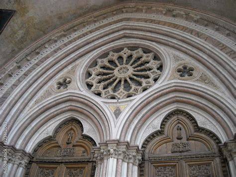 Dettaglio della facciata della Basilica di Aci San Filippo