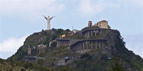 Foto degli interni della Chiesa Cristo Redentore a Monsummano Terme, focalizzata sulle vetrate o sulla statua di Cristo Redentore