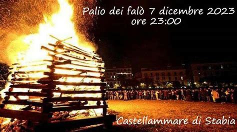 Falò dell'Immacolata sulla spiaggia di Castellammare di Stabia con persone radunate
