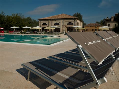 Foto esterna della Locanda Corte Arcangeli, magari con scorcio del giardino o della piscina
