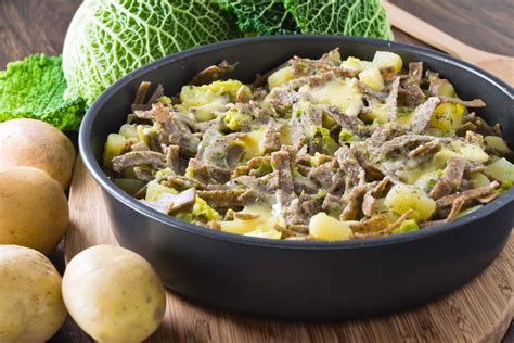 primo piano di un piatto di pizzoccheri fumanti con formaggio fuso