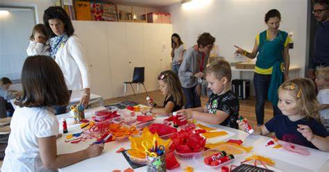 Foto di bambini che partecipano a laboratori creativi durante un Open Day