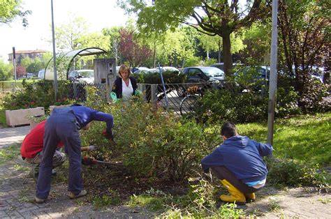 Foto di un giardino scolastico pulito e rifiorito con bambini e coccinelle