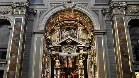 Facciata della Chiesa di San Giacomo con decorazioni a finti marmi