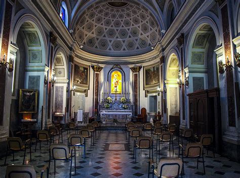 Veduta esterna della facciata della Chiesa di Santa Lucia a Salerno affacciata su Via Roma