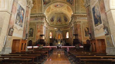 Interno di una chiesa parrocchiale con fedeli durante una funzione religiosa