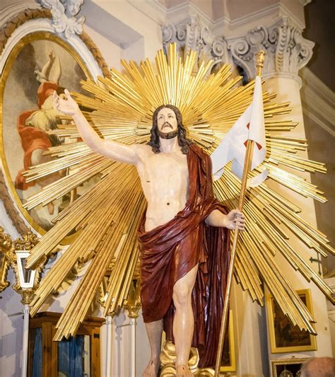 Foto della Chiesa di San Giacomo e della statua del Cristo Risorto