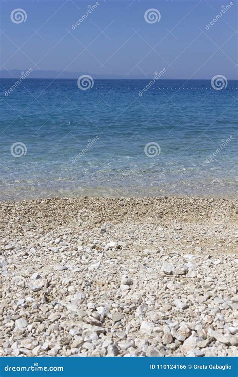 Spiaggia di ciottoli bianchi con acqua cristallina