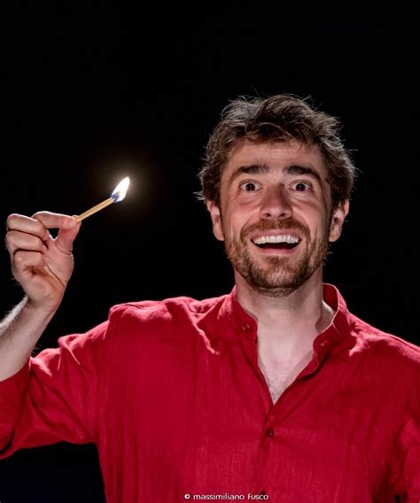 Ritratto fotografico di Giovanni Scifoni durante una performance teatrale