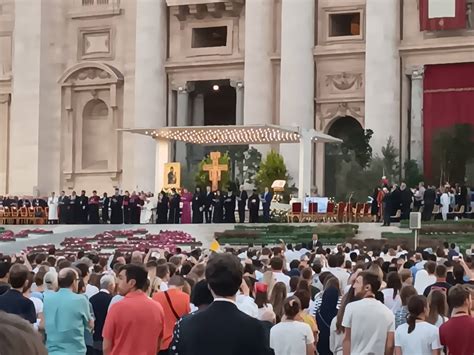 Giovani di diverse nazionalità riuniti in preghiera a un incontro di Taizé
