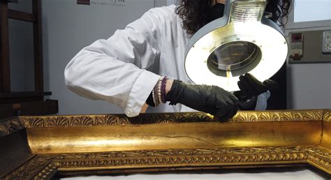 Dettaglio del restauro e della cornice del dipinto