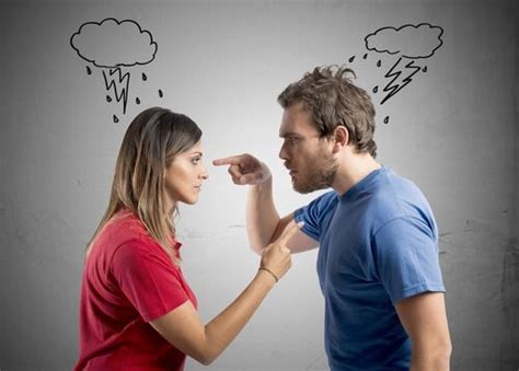 Coppia che discute seriamente in un ambiente intimo