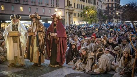 Foto di bambini vestiti da personaggi del presepe vivente in una piazza