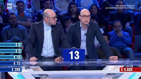 Foto dei gemelli Francesco e Don Raffaele festeggianti ad Affari Tuoi