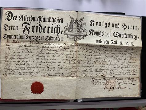 Fotografia di un antico documento con sigillo ecclesiastico, a rappresentare le costituzioni dei Missionari.