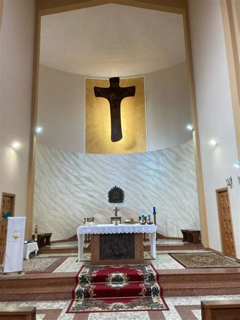 Foto di un altare in pietra, fulcro dello spazio sacro