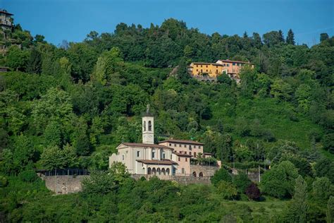 Vista panoramica del Santuario della Beata Vergine della Castagna immerso nel paesaggio collinare