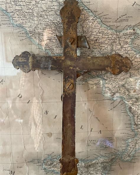 Foto tematica di un crocifisso in rame antico