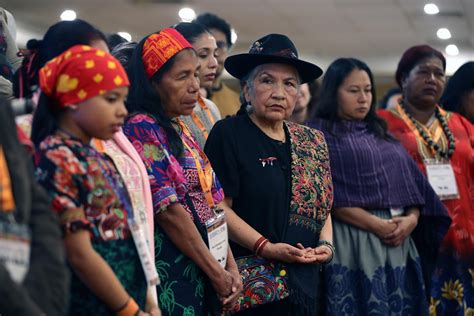 Foto di donne indigene amazzoniche in un contesto comunitario