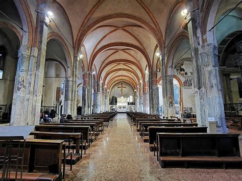 Interno della Basilica di Sant'Eustorgio con l'altare dei Magi