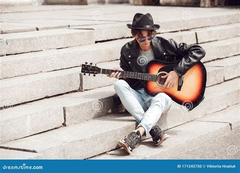 Giovane medico musicista con chitarra