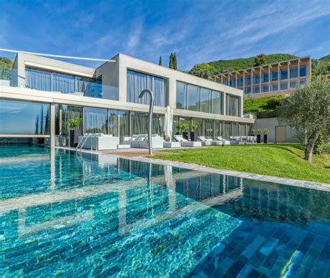 Foto di un hotel di lusso sul Lago di Garda con piscina a sfioro