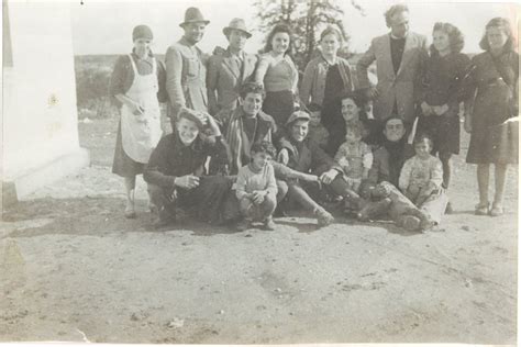 Foto d'epoca: famiglia di coloni italiani in una piantagione brasiliana alla fine dell'Ottocento