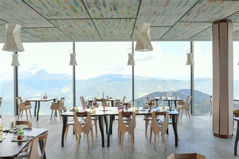 Foto panoramica di un tipico ristorante di montagna con vista sulle Alpi biellesi