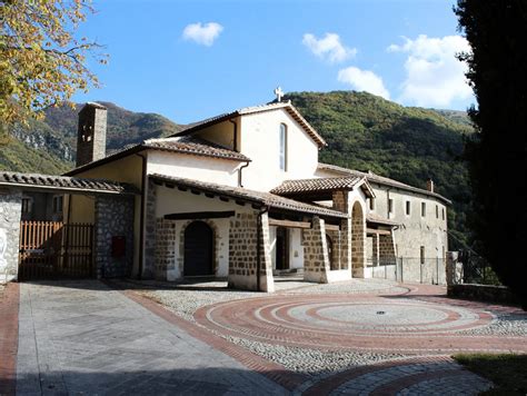 Foto panoramica del Santuario di Poggio Bustone con la Valle Santa