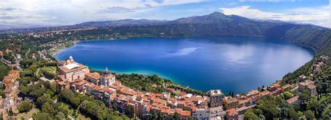 vista panoramica di Rocca di Papa con il Lago Albano in lontananza