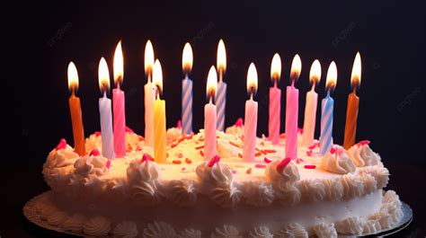 Una torta di compleanno con candeline e un'atmosfera festosa