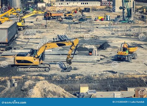 Immagine di cantiere stradale o edificio in costruzione con macchinari pesanti