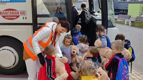 Foto storica di bambini orfani ruandesi in Italia