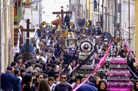Foto della processione del Cristo Morto a Ferrandina con confratelli e