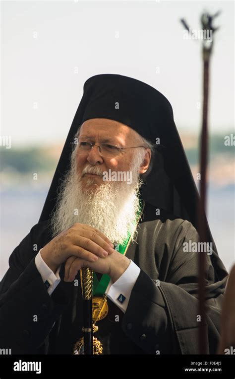 Ritratto di Mons. Alberto Barbieri, in piedi, accanto al Patriarca Ortodosso di Costantinopoli Athénagoras I ad Istanbul, Turchia, 26 febbraio 1969.