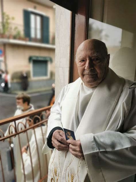 Don Alberto De Nadai, anziano sacerdote, mentre incontra dei detenuti in carcere.