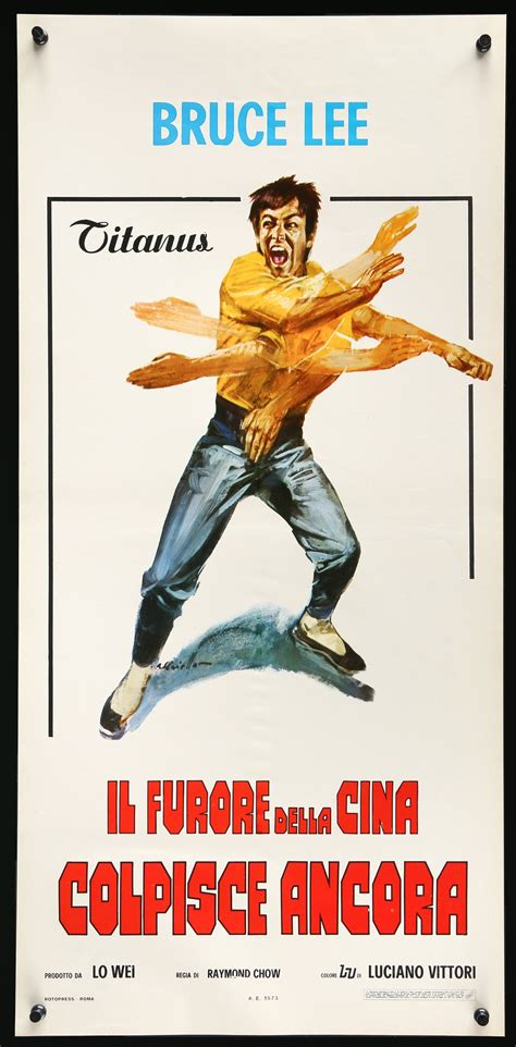 Immagine di un cinema storico con locandine di film classici, a simboleggiare l'impegno di Don Alberto con il cinema.