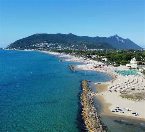 Foto di una spiaggia poco affollata a San Felice Circeo