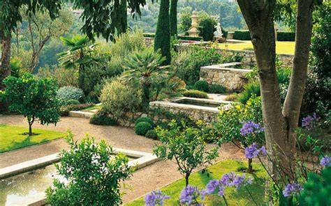 Foto di un rigoglioso giardino mediterraneo con idromassaggio