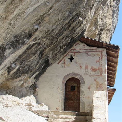 Foto dell'architettura esterna dell'Eremo di San Paolo, mostrando la roccia strapiombante