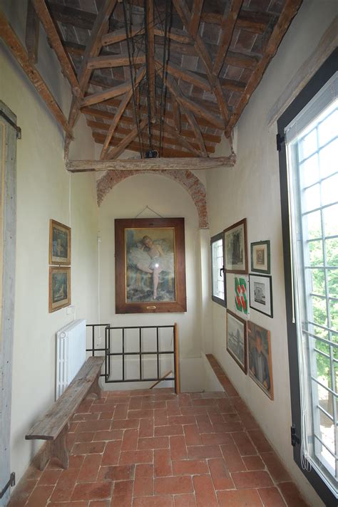 Foto della chiesa sconsacrata a Portichetto che ospita un'officina