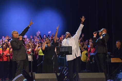 Artisti gospel storici esibirsi su un palco