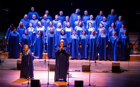 Coro gospel moderno che canta durante una funzione religiosa