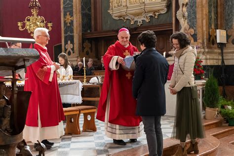 immagine di un vescovo che amministra il sacramento della Cresima