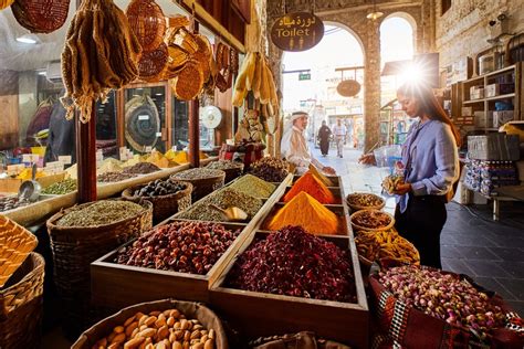 Mercato tradizionale della città vecchia di Nazareth con spezie e tessuti
